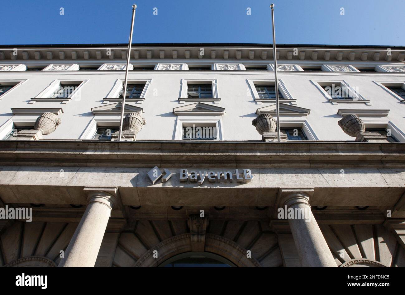 Das Logo der bayerischen Landesbank Bayern LB steht am Montag, 20. Okt. 2008, in Muenchen an der