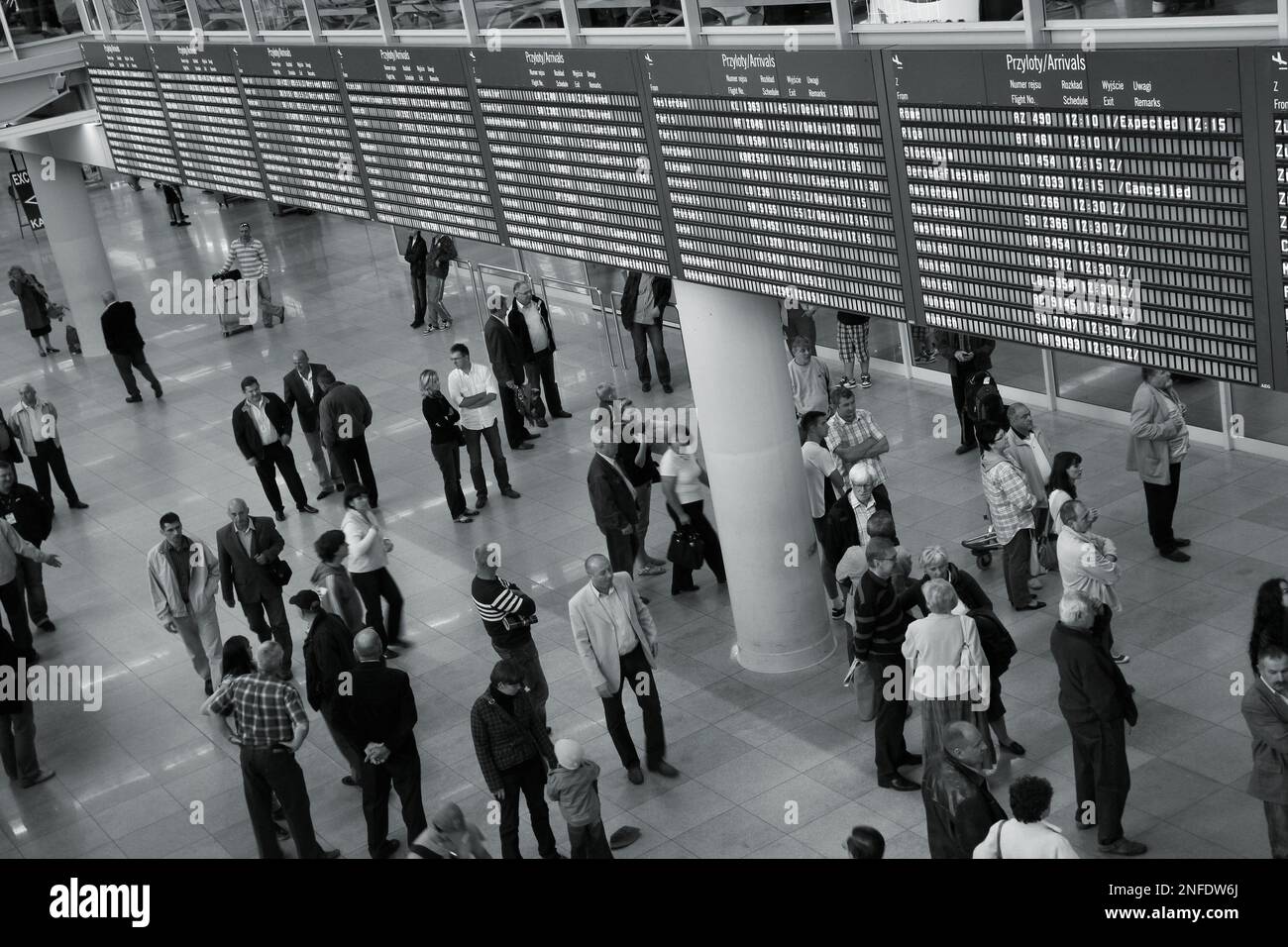 WARSCHAU, POLEN - 31. AUGUST 2010: Menschen warten im Ankunftsbereich des Warschauer Flughafens Chopin, Polen. Der Flughafen kündigte an, dass er im Oktober 2010 9 % habe Stockfoto