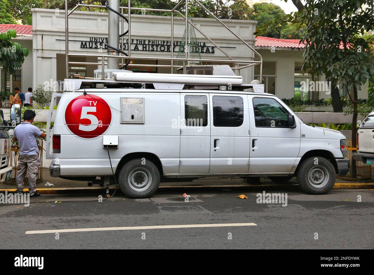 MANILA, PHILIPPINEN - 24. NOVEMBER 2017: Produktionswagen mit TV5 Sendern, geparkt in Manila, Philippinen. TV5 ist ein philippinischer Fernsehsender. Stockfoto