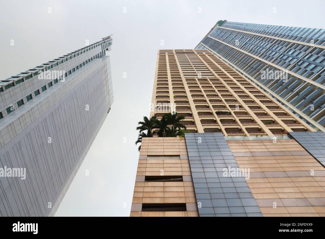 MANILA, PHILIPPINEN - 7. DEZEMBER 2017: Hochhäuser in Makati City, Manila, Philippinen. Shang Salcedo Place und Elizabeth Place. Stockfoto