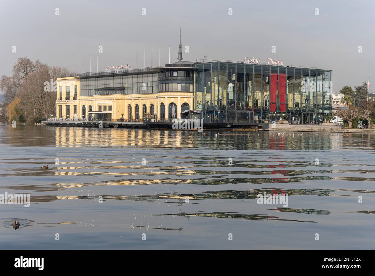 Blick auf den See Enghien-Les-Bains mit seinem Kasino Stockfoto