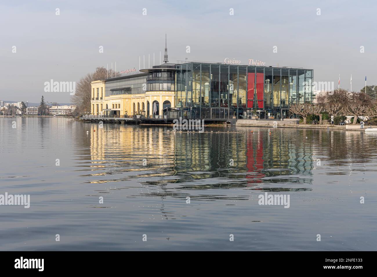 Blick auf den See Enghien-Les-Bains mit seinem Kasino Stockfoto