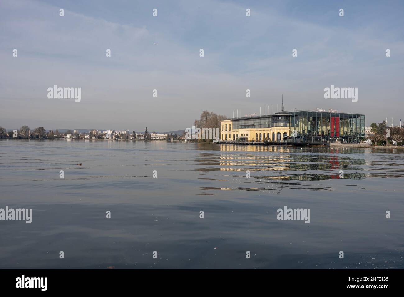 Blick auf den See Enghien-Les-Bains mit seinem Kasino Stockfoto