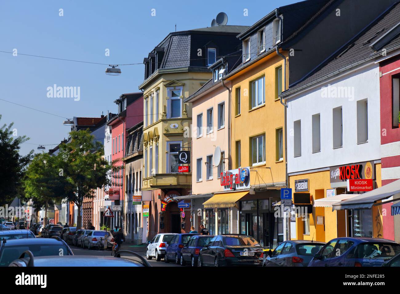KREFELD, DEUTSCHLAND - 18. SEPTEMBER 2020: Menschen gehen in Krefeld auf einer Stadtstraße. Krefeld ist die 14. Größte Stadt Nordrhein-Westphas Stockfoto