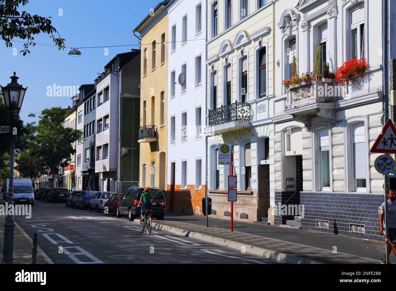 KREFELD, DEUTSCHLAND - 18. SEPTEMBER 2020: Menschen gehen in Krefeld auf einer Stadtstraße. Krefeld ist die 14. Größte Stadt Nordrhein-Westphas Stockfoto