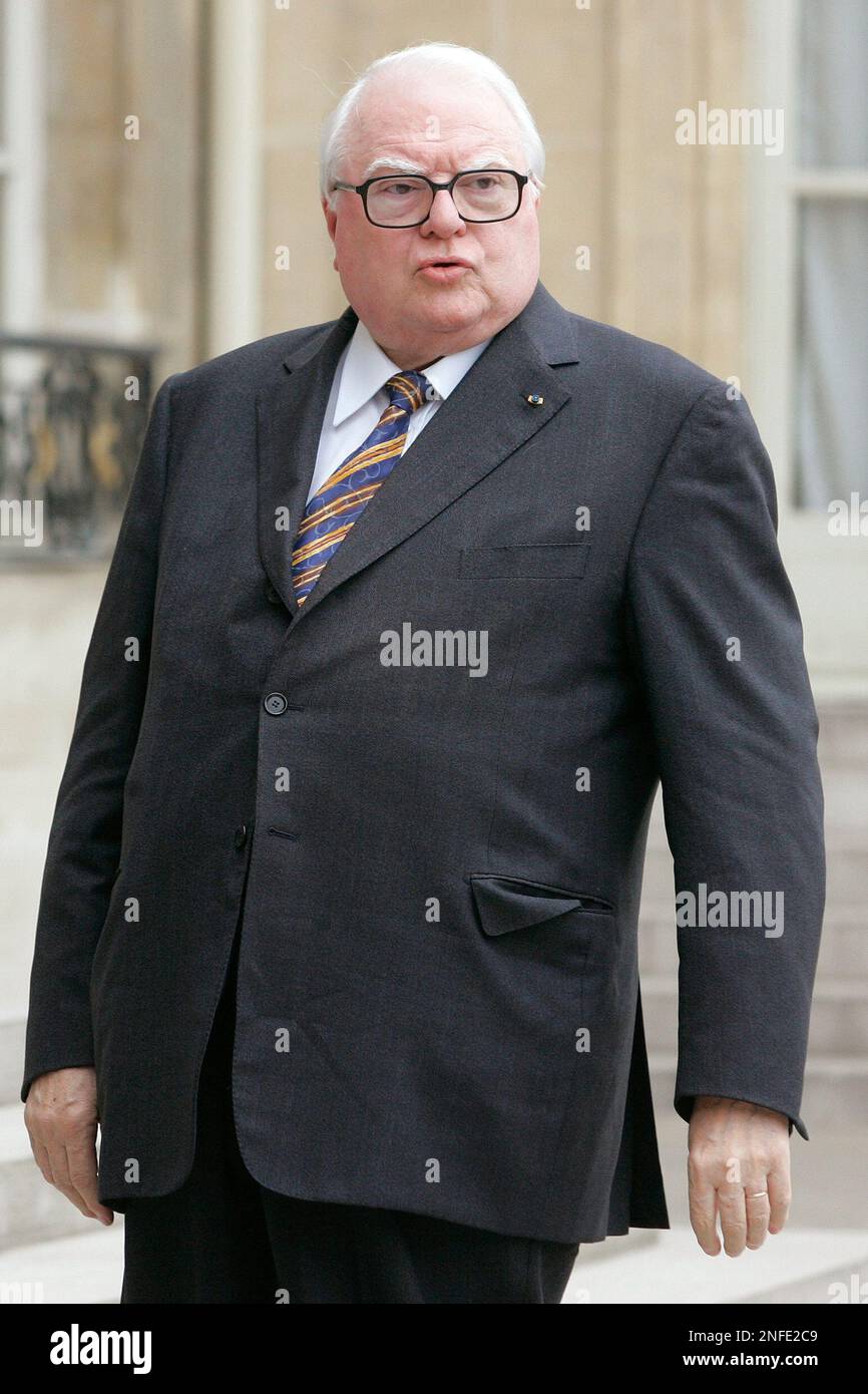 Former French Socialist Prime Minister Pierre Mauroy arrives at the Elysee Palace in Paris for a meeting with French President Nicolas Sarkozy, Tuesday, Oct. 14, 2008. (AP Photo/Michel Euler) Stockfoto