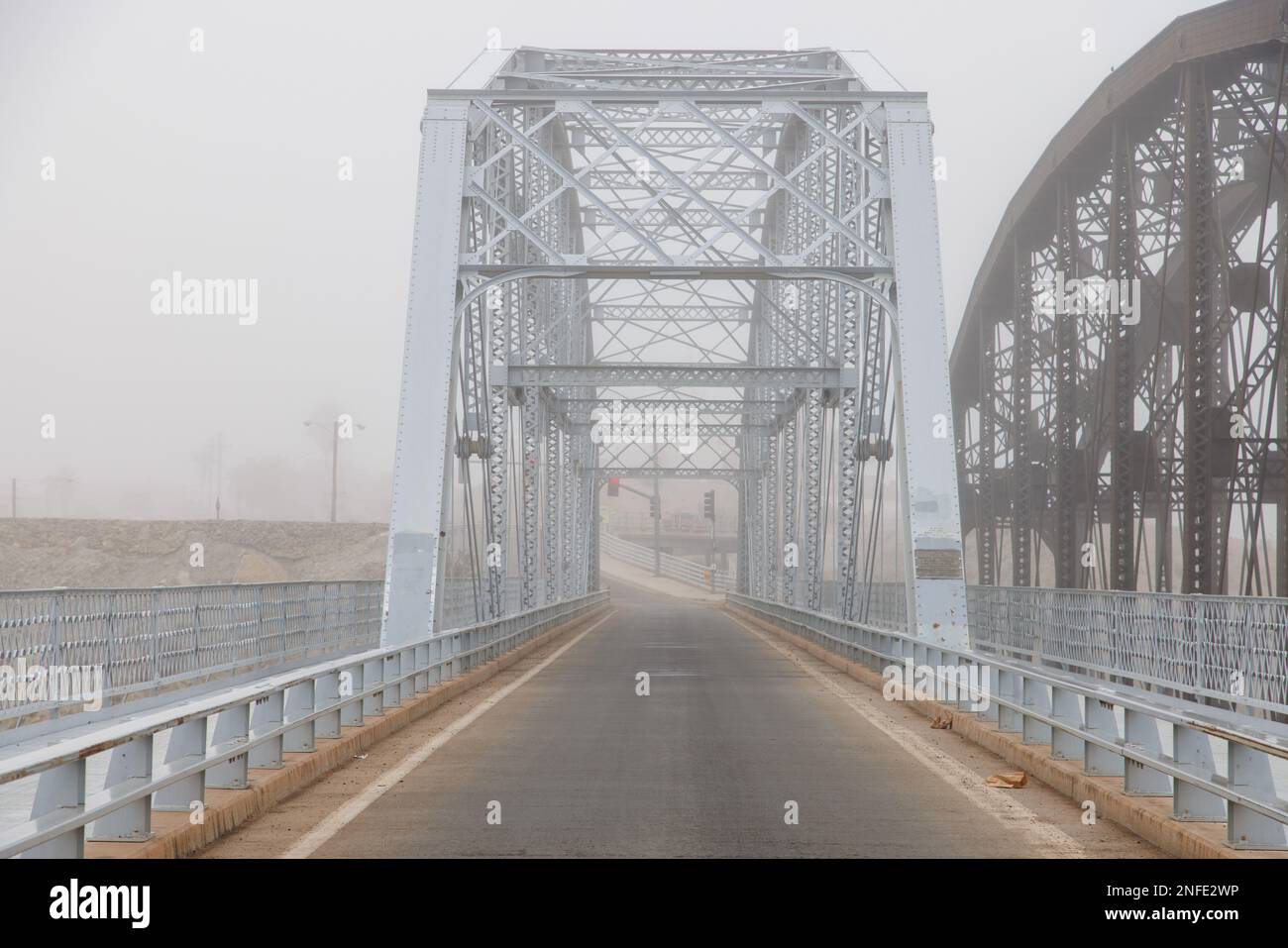 Brücke über den Colorado River in Yuma Az im Nebel Stockfoto