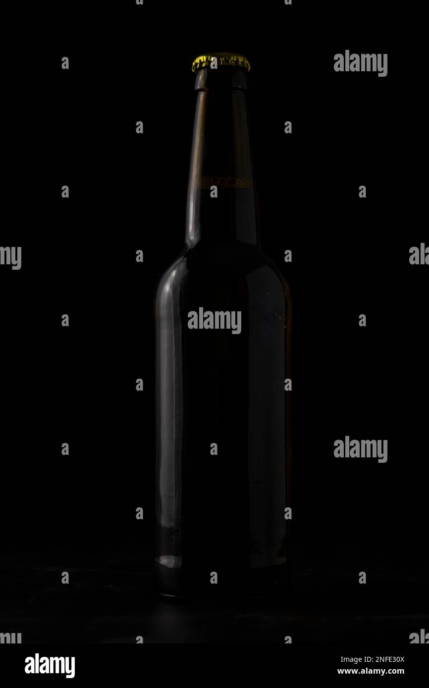 Eine Flasche Bier auf schwarzem Hintergrund. Stockfoto