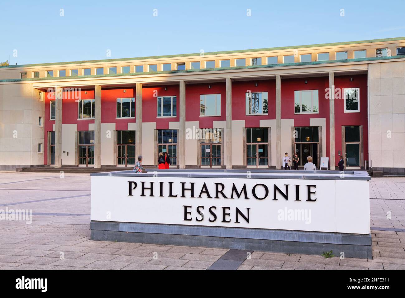 ESSEN, DEUTSCHLAND - 20. SEPTEMBER 2020: Besucher besuchen das Theater und die Philharmonie Essen in Deutschland. Stockfoto