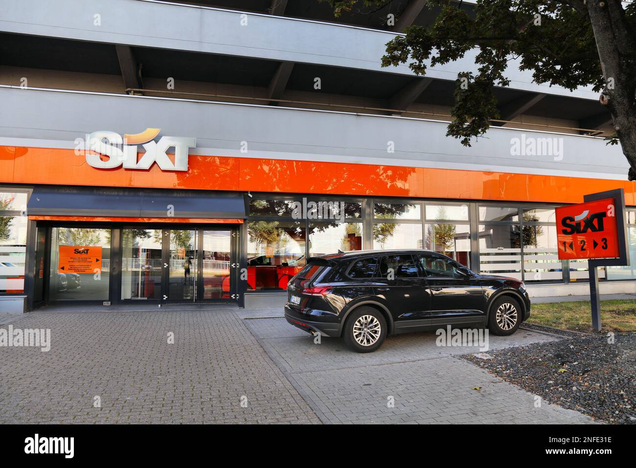 ESSEN, DEUTSCHLAND - 20. SEPTEMBER 2020: Sixt Autovermietung in Essen, Deutschland. Sixt ist eine der größten Autovermietungen in 110 Ländern. Stockfoto