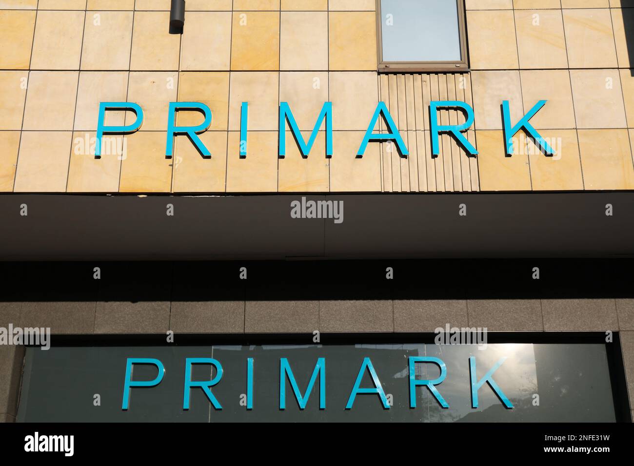ESSEN, DEUTSCHLAND - 20. SEPTEMBER 2020: Primark Fashion Store Street View in Essen, Deutschland. Primark ist ein Schnellmodehändler mit Ursprung in Irland. Stockfoto