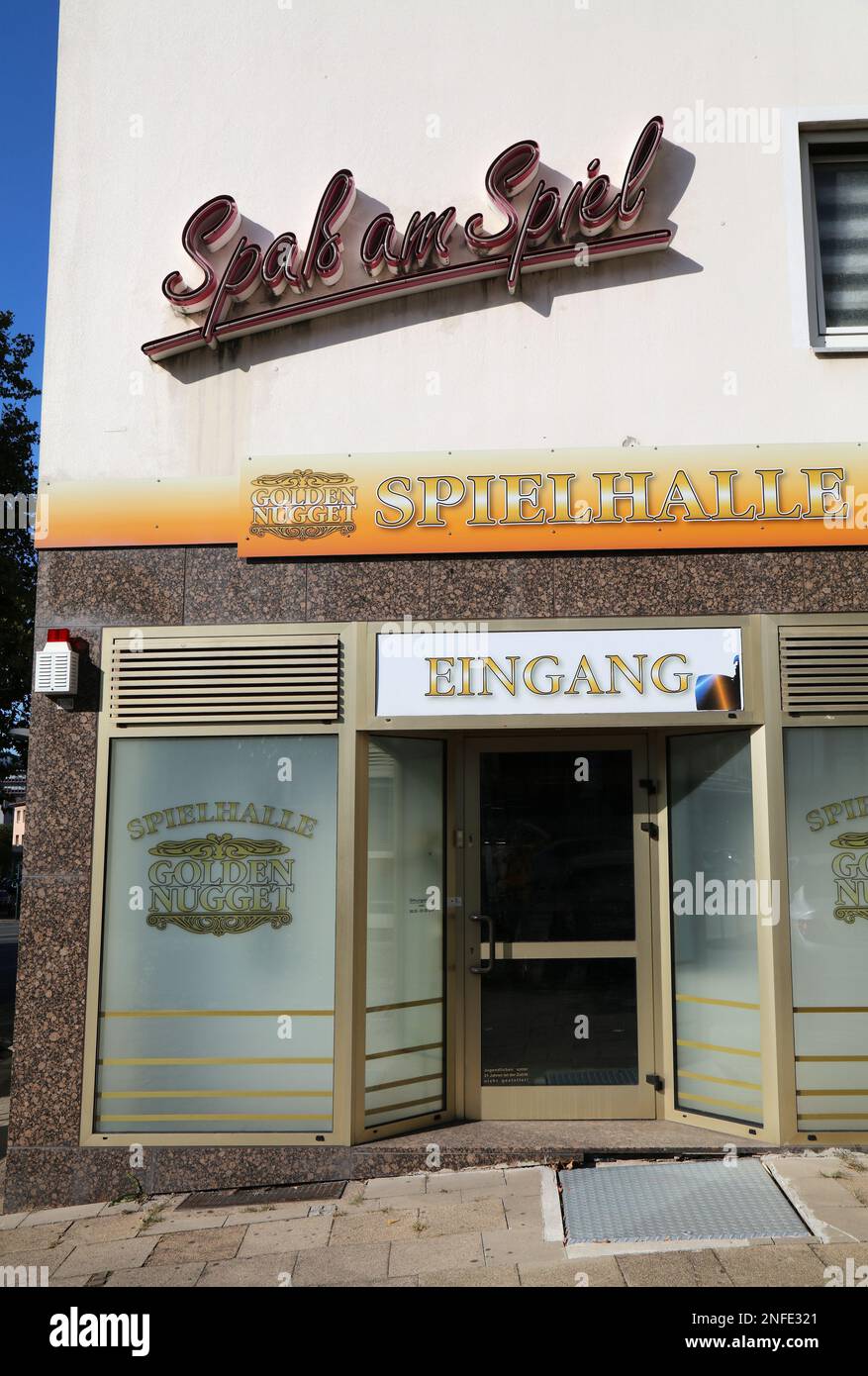 ESSEN, DEUTSCHLAND - 20. SEPTEMBER 2020: Spielhalle in Deutschland. 2018 besaßen fast 9.000 Standorte in Deutschland eine Spielhalle-Lizenz (amusem Stockfoto