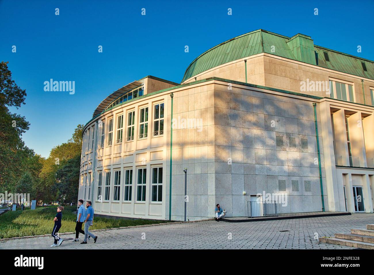 ESSEN, DEUTSCHLAND - 20. SEPTEMBER 2020: Besucher besuchen das Theater und die Philharmonie Essen in Deutschland. Stockfoto