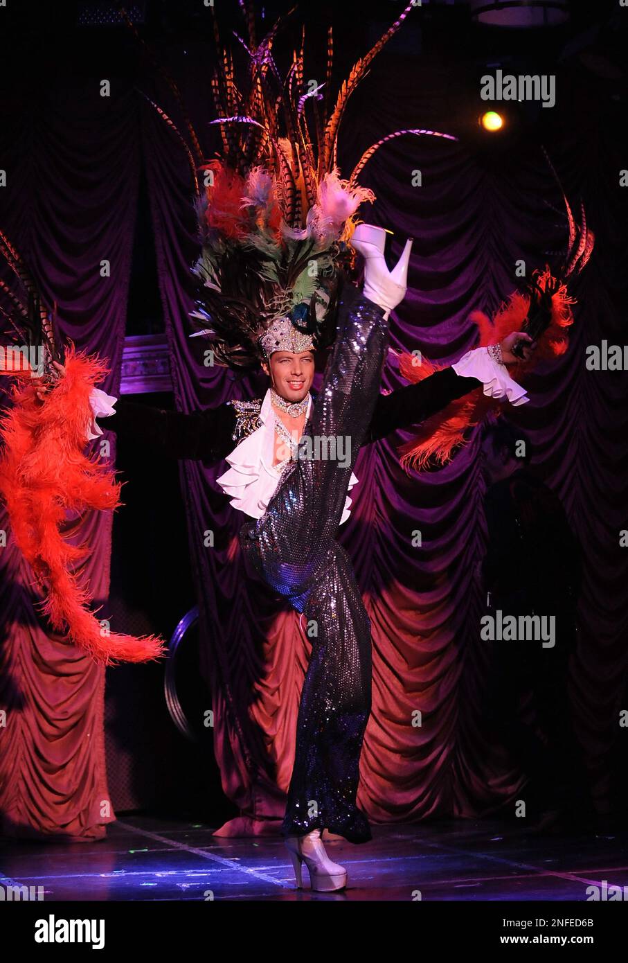 Leonid The Magnificent performs during dress rehearsals for Dos Equis Most Interesting Show in the World at The Box on Monday, Oct. 6, 2008 in New York. (Evan Agostini/AP Images for Dos Equis) Stockfoto