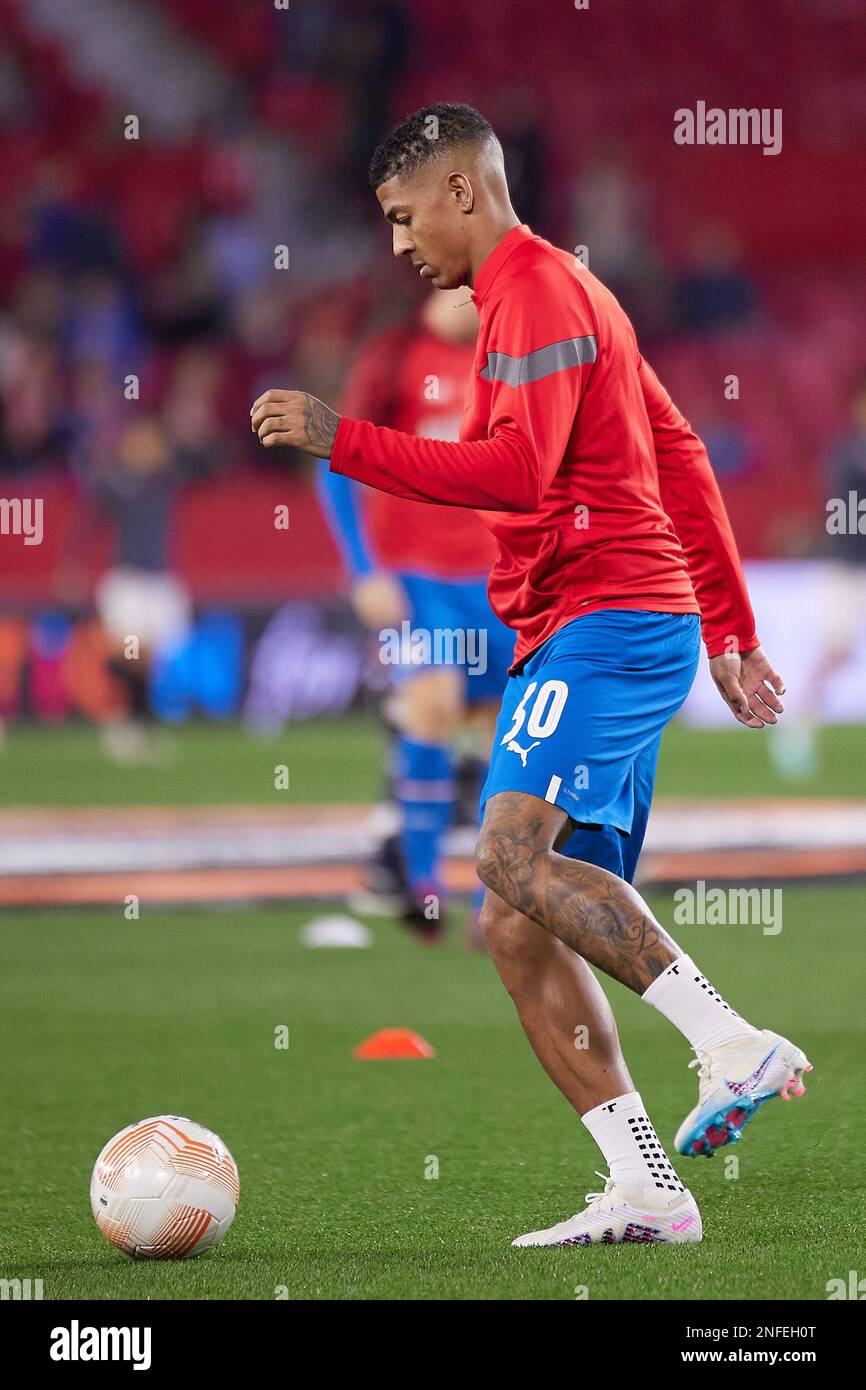 Sevilla, Spanien. 16. Februar 2023. Patrick Van Aanholt (30) von PSV Eindhoven wärmt sich vor dem Spiel der UEFA Europa League zwischen dem FC Sevilla und PSV Eindhoven auf dem Estadio Ramon Sanchez Pizjuan in Sevilla auf. (Foto: Gonzales Photo/Alamy Live News Stockfoto