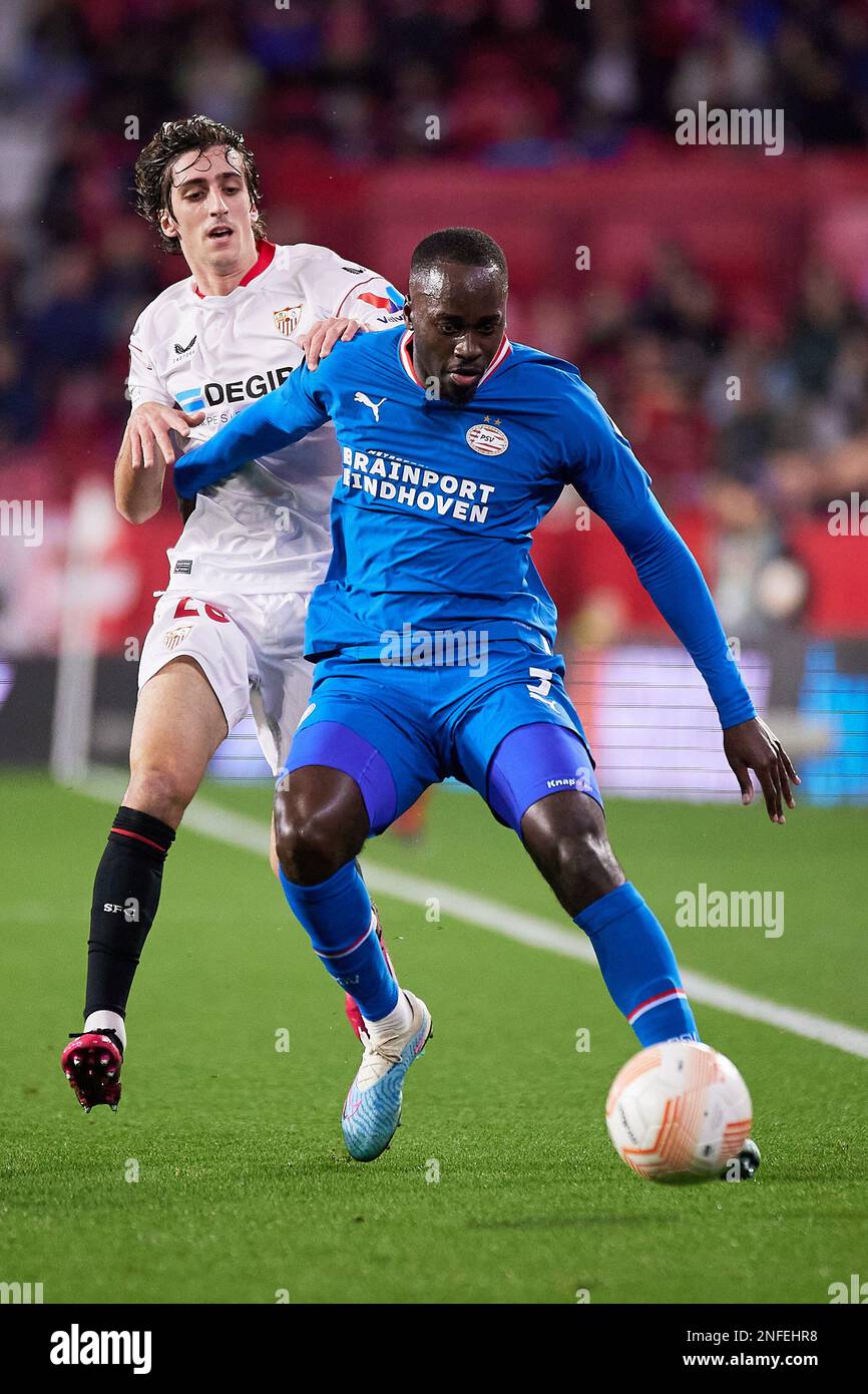 Sevilla, Spanien. 16. Februar 2023. Jordan Teze (3) von PSV Eindhoven und Bryan Gil (25) vom FC Sevilla während des Spiels der UEFA Europa League zwischen dem FC Sevilla und PSV Eindhoven im Estadio Ramon Sanchez Pizjuan in Sevilla. (Foto: Gonzales Photo/Alamy Live News Stockfoto