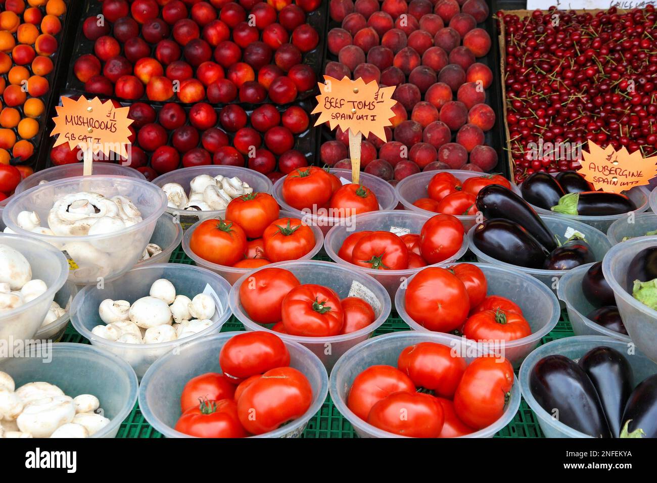 Tomaten, Pilze und Aubergine - Gemüsehändler in Leeds, Großbritannien. Stockfoto