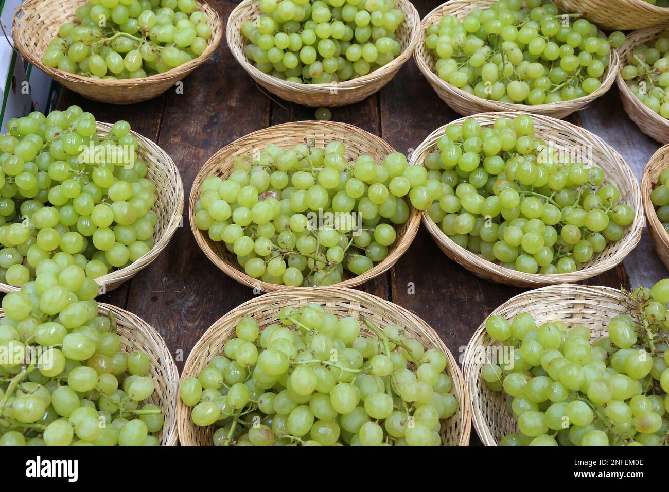 Süße grüne Weintrauben - Gemüsehändler in Leeds, Großbritannien. Stockfoto