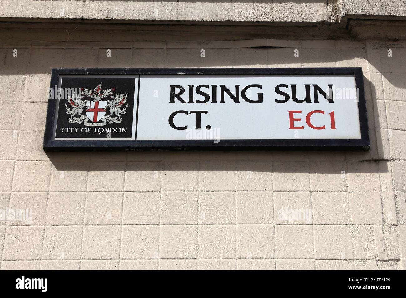 LONDON, Vereinigtes Königreich - 9. JULI 2016: Aufsteigendes Sun Court-Straßenschild in City of London, Vereinigtes Königreich. London ist mit 13 Millionen Menschen die bevölkerungsreichste Stadt Großbritanniens Stockfoto