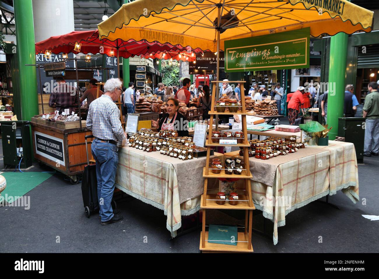 LONDON, Großbritannien - 8. JULI 2016: Menschen Shop am Borough Market in Southwark, London. Es ist einer der ältesten Märkte in Europa. Seinen 1.000sten Geburtstag war im Jahr 2014 Stockfoto