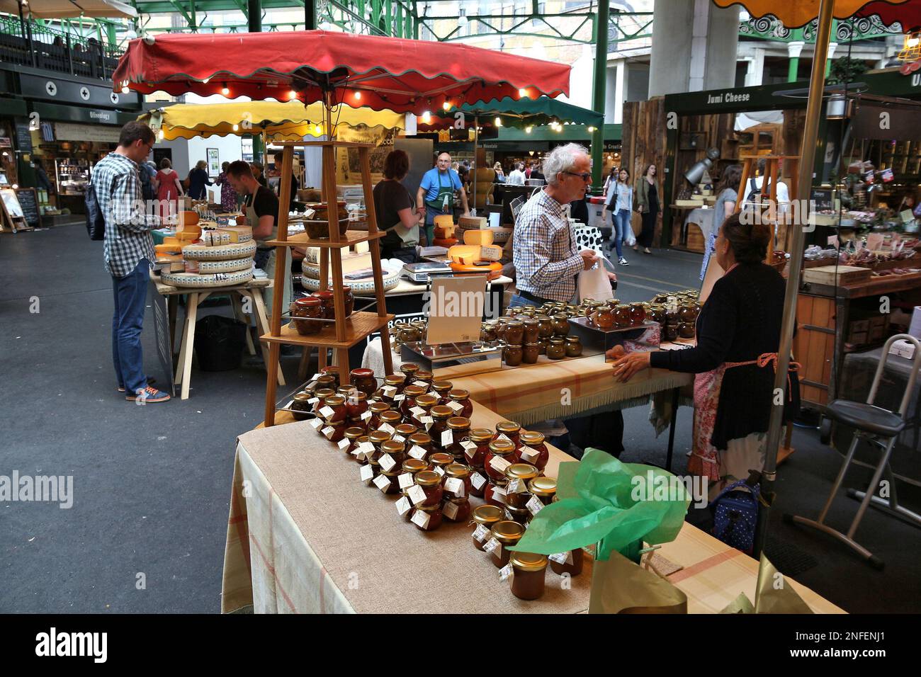 LONDON, Großbritannien - 8. JULI 2016: Menschen Shop am Borough Market in Southwark, London. Es ist einer der ältesten Märkte in Europa. Seinen 1.000sten Geburtstag war im Jahr 2014 Stockfoto