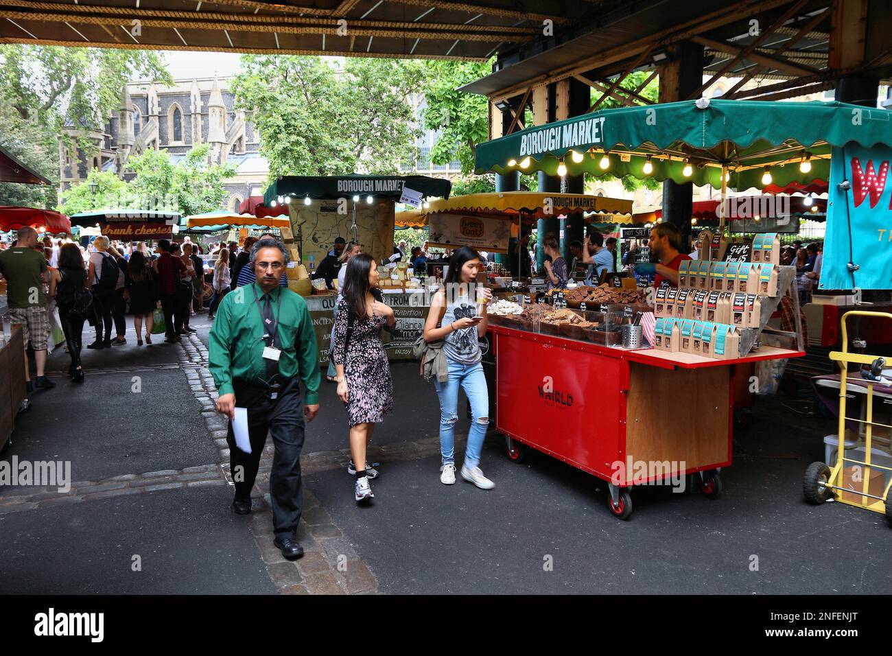LONDON, Großbritannien - 8. JULI 2016: Menschen Shop am Borough Market in Southwark, London. Es ist einer der ältesten Märkte in Europa. Seinen 1.000sten Geburtstag war im Jahr 2014 Stockfoto