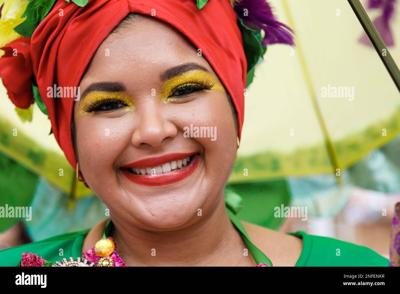 02.04.2023 Dominikanische Republik Punta Cana Jährlicher Karneval. Porträt einer charmanten lateinamerikanischen Frau. In traditioneller Kleidung, rot, gelb und grün Stockfoto