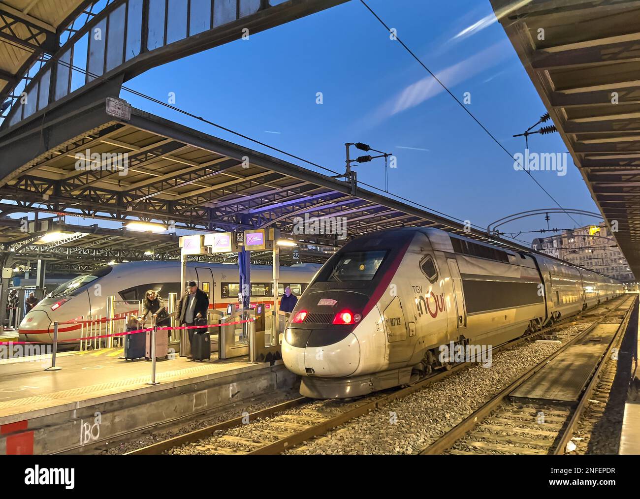 TGV-/ICE-Züge am Gare de L'Est, dem Ostbahnhof in Paris, wo die Züge am 13. Februar 2022 in Paris ankommen. © Peter Schatz / Alamy Live News Stockfoto