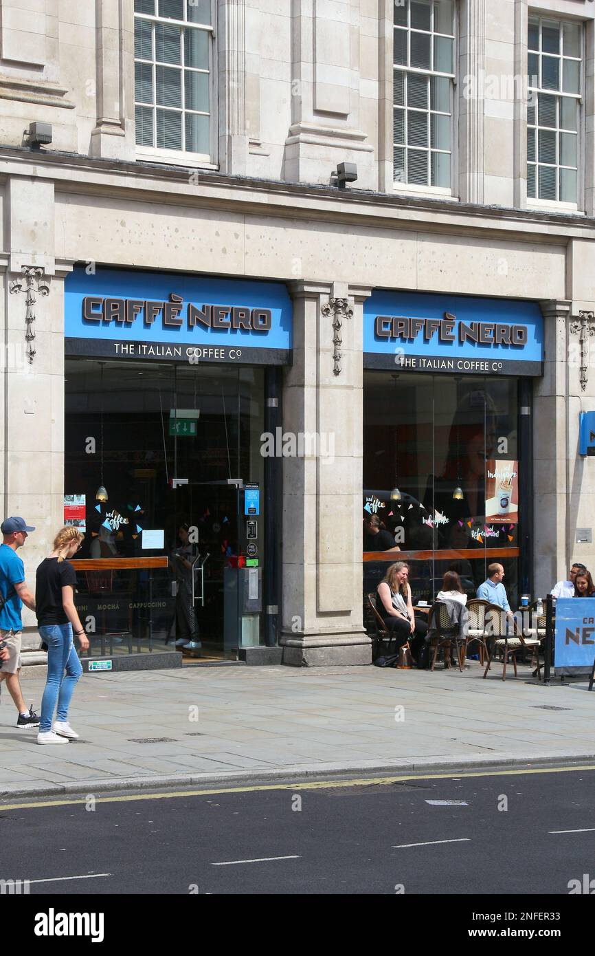 LONDON, Großbritannien - 7. JULI 2016: Menschen laufen durch Caffe Nero in London. Es gibt rund 1.500 Coffee Shops in London. Stockfoto