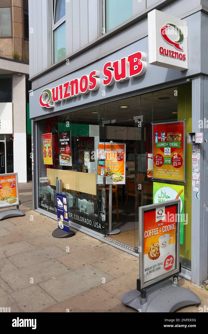 LONDON, Großbritannien - 7. JULI 2016: Quizno's Sub fast food Restaurant in London. Quiznos ist ein Sandwich Shop Franchise mit 1.500 US-Geschäfte und 600 internationa Stockfoto