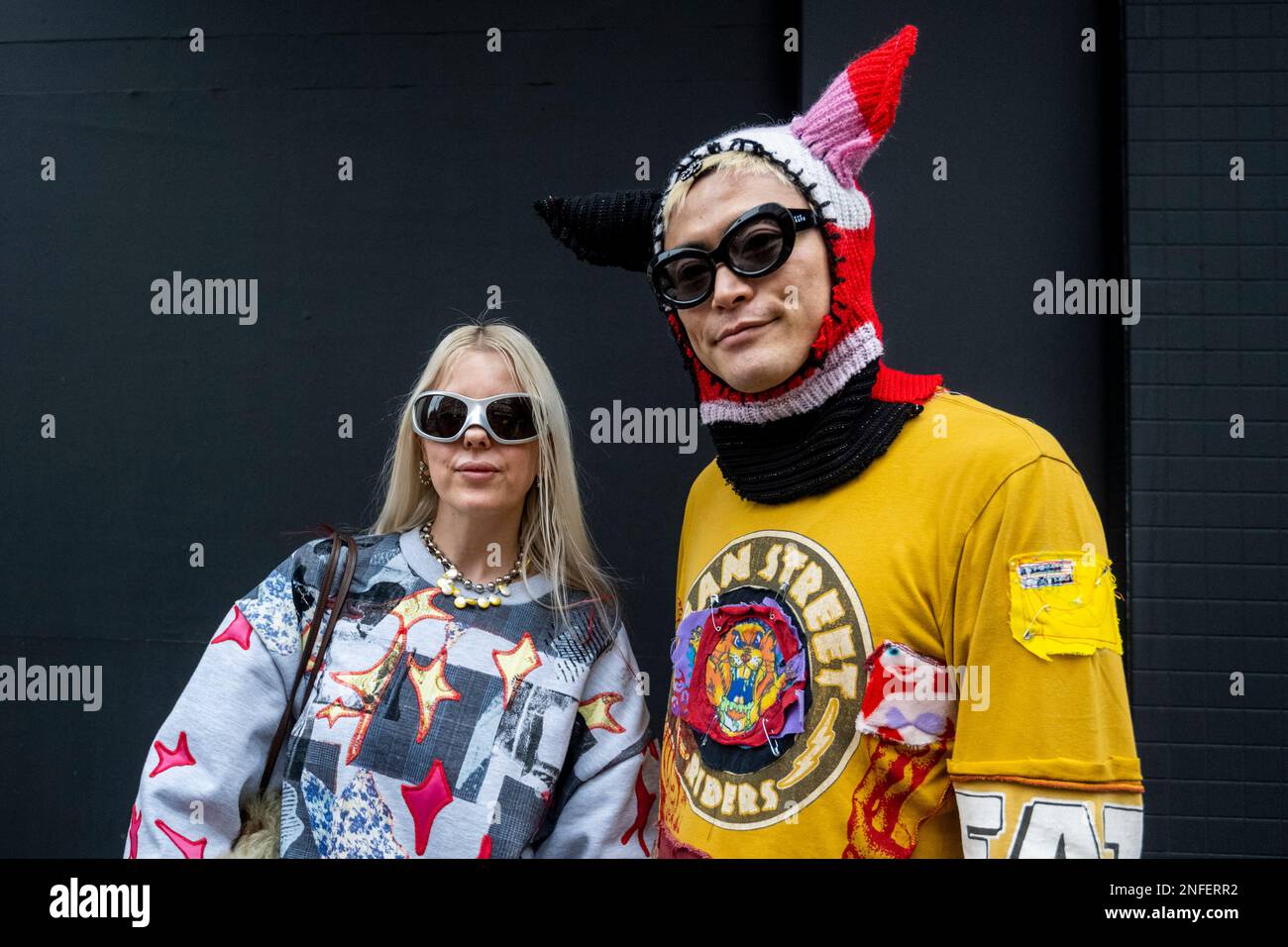 London, Großbritannien. 17. Februar 2023 Fashionistas vor dem NewGen-Bereich im Old Selfridges Hotel am Eröffnungstag der London Fashion Week (LFW), wo Kreationen für Herbst/Winter 2023 (AW23) gezeigt werden. Auf der fünftägigen Veranstaltung finden Vorstellungen, Präsentationen und andere Veranstaltungen von über 116 Designern statt. Kredit: Stephen Chung / Alamy Live News Stockfoto