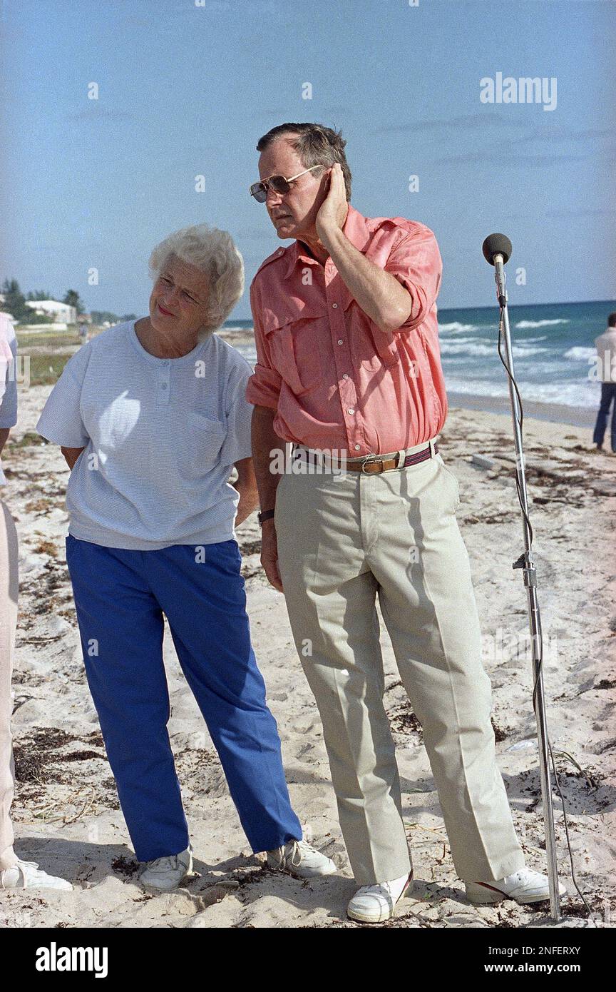 President-elect George Bush and his wife Barbara are shown during a morning beachfront news conference in Gulf Stream, Fla., Nov. 14, 1988. Bush is expected to return to Washington Tuesday after a long weekend vacationing in Florida. (AP Photo/Kathy Willens) Stockfoto