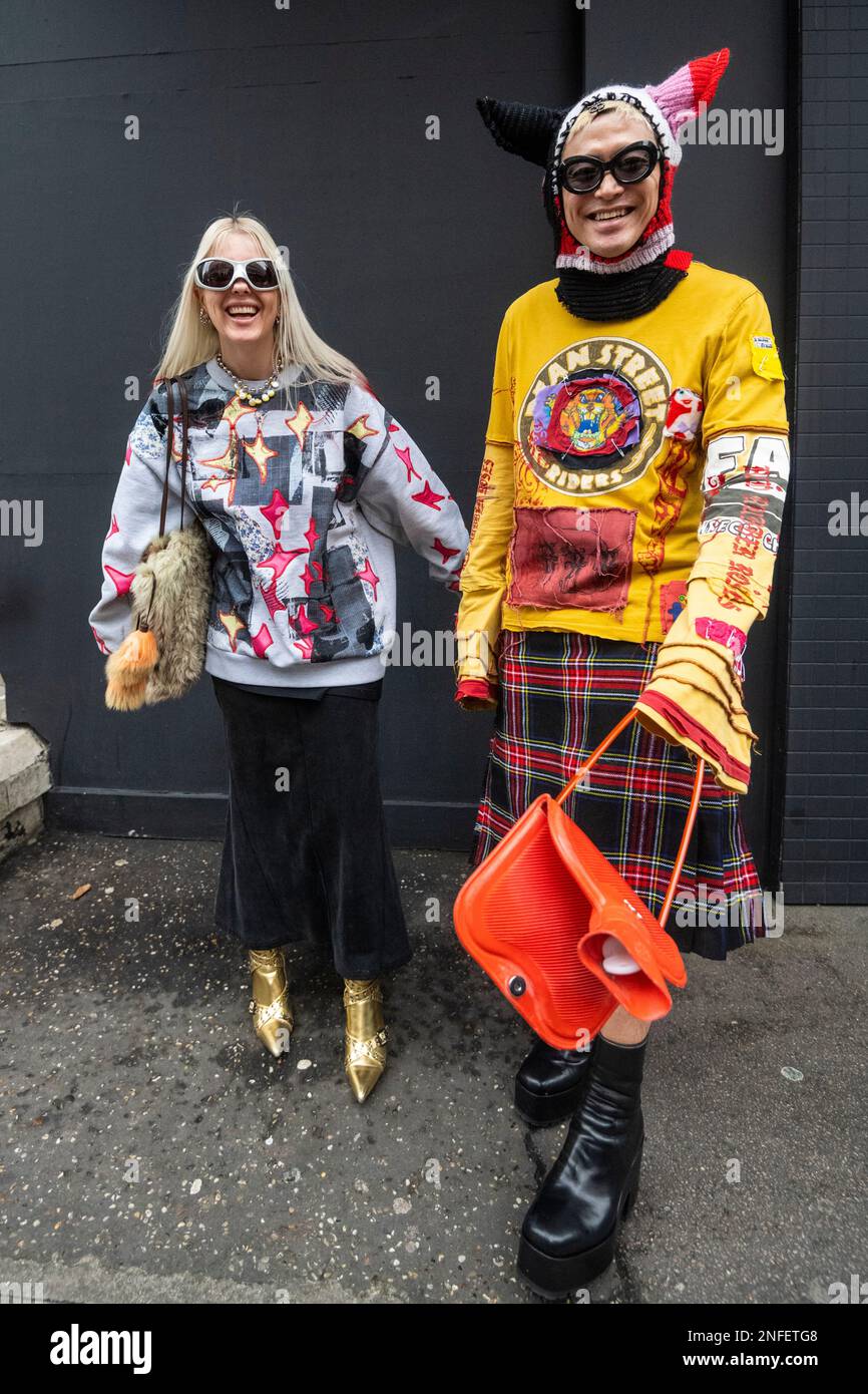 London, Großbritannien. 17. Februar 2023 Fashionistas vor dem NewGen-Bereich im Old Selfridges Hotel am Eröffnungstag der London Fashion Week (LFW), wo Kreationen für Herbst/Winter 2023 (AW23) gezeigt werden. Auf der fünftägigen Veranstaltung finden Vorstellungen, Präsentationen und andere Veranstaltungen von über 116 Designern statt. Kredit: Stephen Chung / Alamy Live News Stockfoto