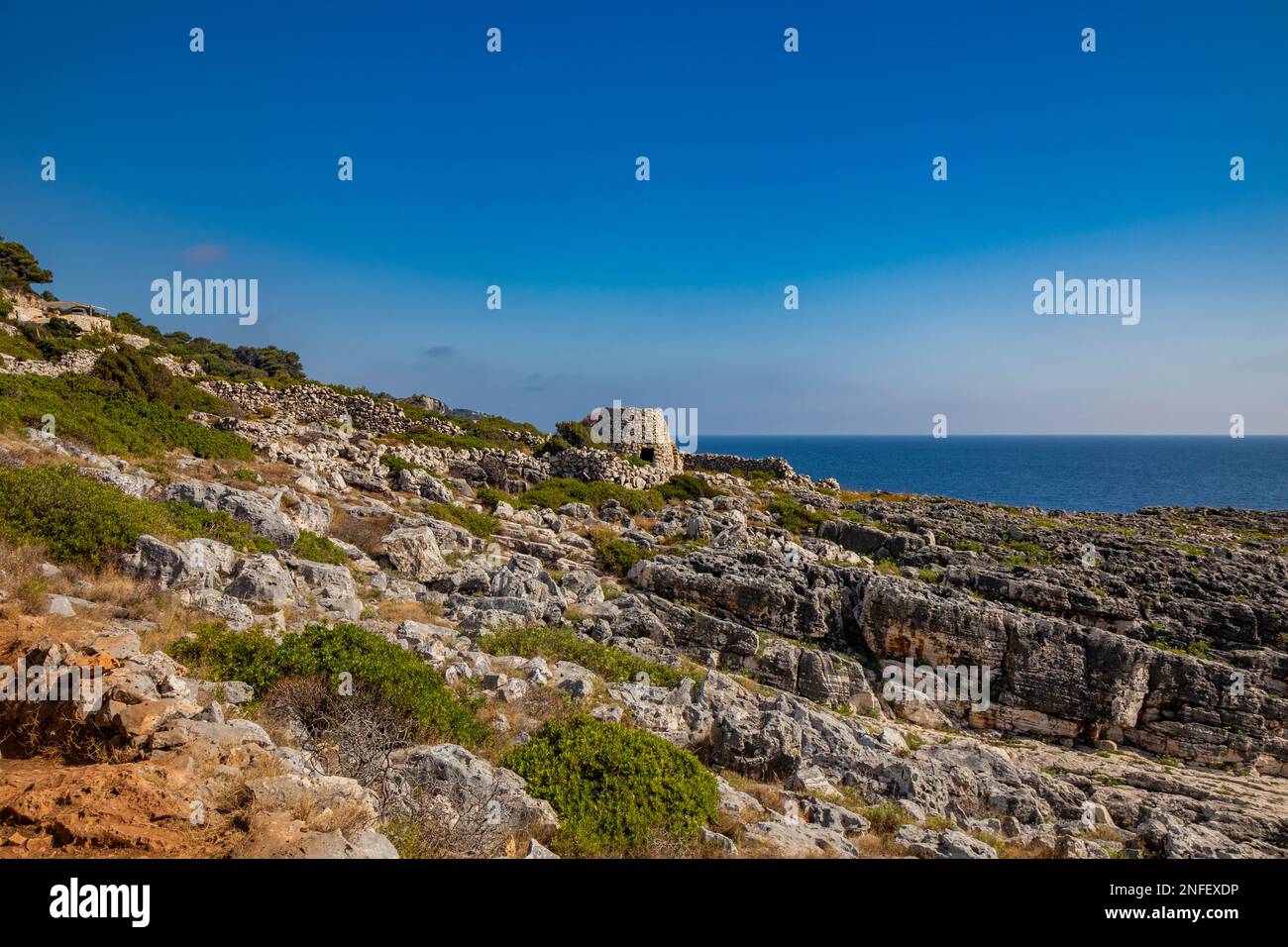 Gagliano del Capo. Das wunderschöne Panorama auf dem blauen Meer, von den felsigen Klippen von Salento. Ein altes Steintrullo. Der Naturpfad, der von der führt Stockfoto