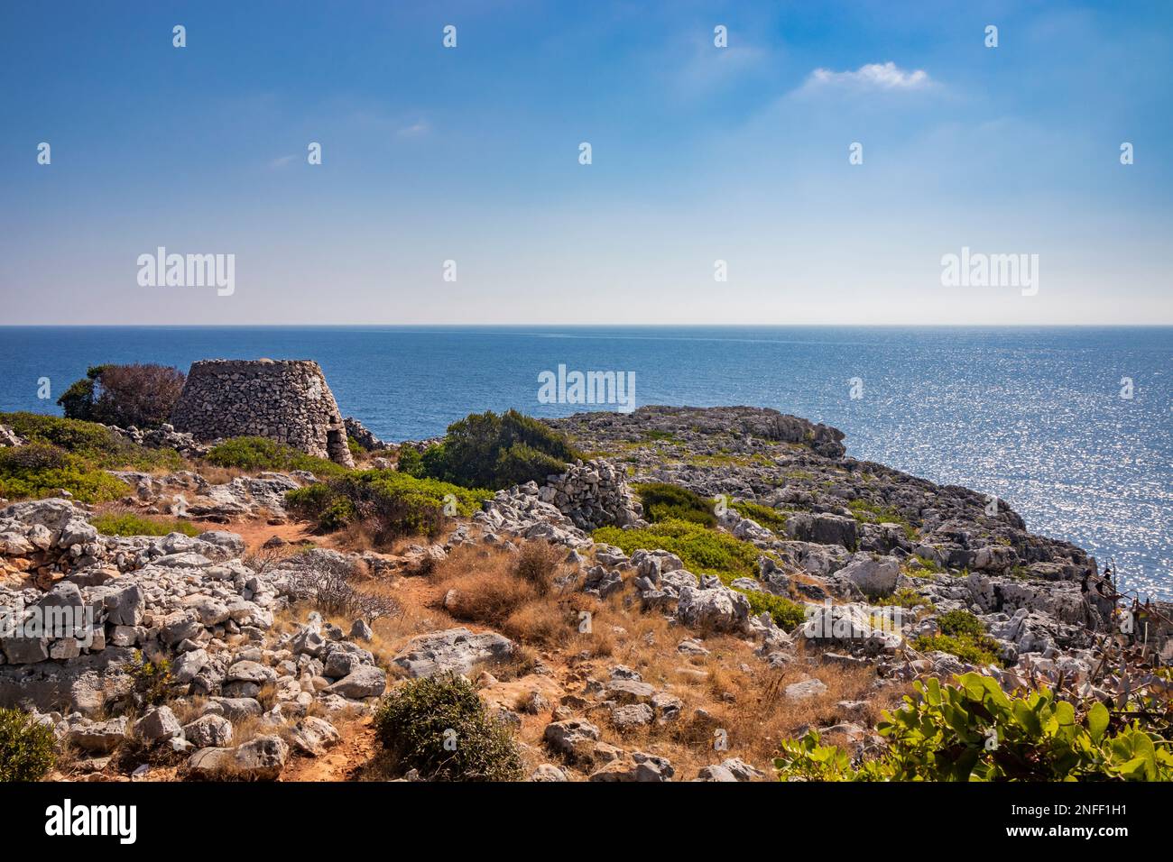 Gagliano del Capo. Das wunderschöne Panorama auf dem blauen Meer, von den felsigen Klippen von Salento. Ein altes Steintrullo. Der Naturpfad, der von der führt Stockfoto