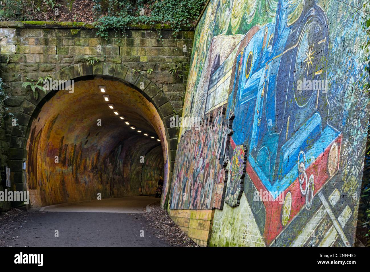 Eingang des Colinton Eisenbahntunnels, gemalt vom Künstler Chris Rutterford, Edinburgh, Schottland, Großbritannien Stockfoto