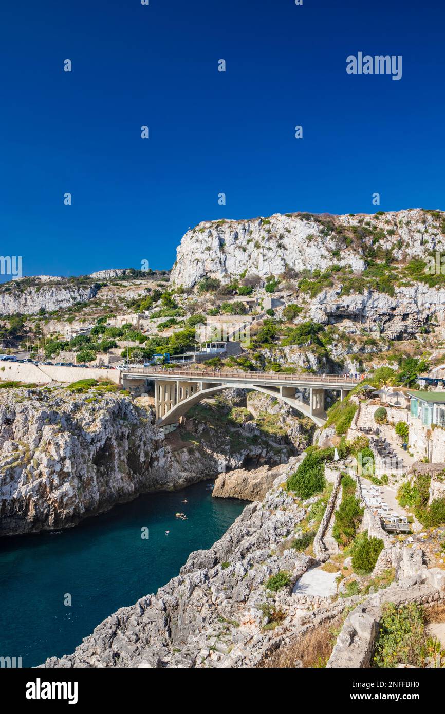 Agosto 17, 2022 - die Ciolo Brücke, Gagliano del Capo. Ein Einlass des Meeres. Das Panorama der herrlichen Küste von Salento in Apulien. Die felsige Klippe Stockfoto