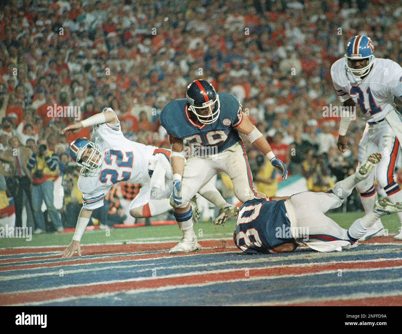 New York Giants Phil McConkey dives for the ball for a touchdown after it bounced off Mark Bavaro (left) in the fourth quarter of Super BowlXXI, Jan. 25, 1987 in Pasadena. (AP Photo/Peter Southwick) Stockfoto