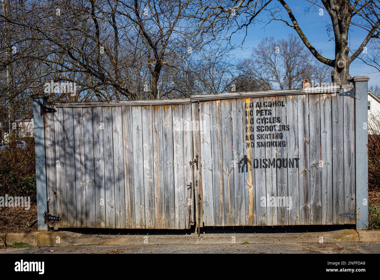 HICKORY, NC, USA-14. FEBRUAR 2023: Verschlossene Müllkipptüren mit mehreren „do not...“-Funktionen Warnungen auf der Tür. Stockfoto