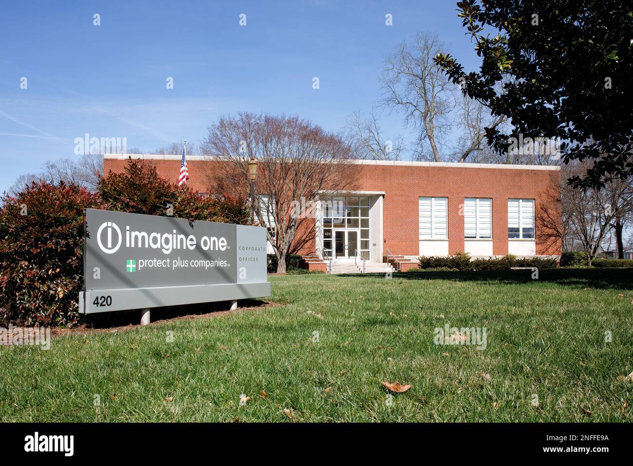 HICKORY, NC, USA-14. FEBRUAR 2023: Imagine One Corporate Offices, in dem Gebäude, das früher als Stadtbibliothek genutzt wurde. Denkmalschild und Gebäude abgebildet. Stockfoto