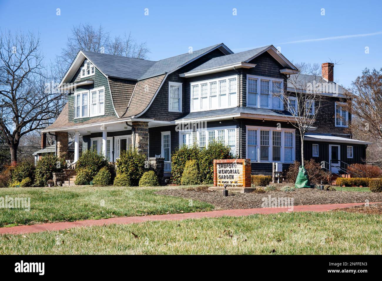HICKORY, NC, USA - 14. FEBRUAR 2023: Historisches holländisches Haus im Stil der Wiedergeburt im Stil der niederländischen Kolonialzeit im Shuford Memorial Garden. Stockfoto
