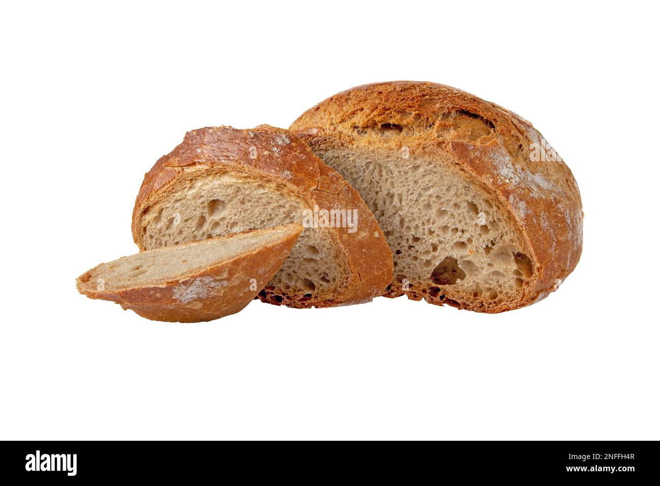 Roggen- und Weizenteig-Brotlaaf und Scheiben auf weiß isoliert. Poröses Brotfleisch und knusprige Kruste. Stockfoto