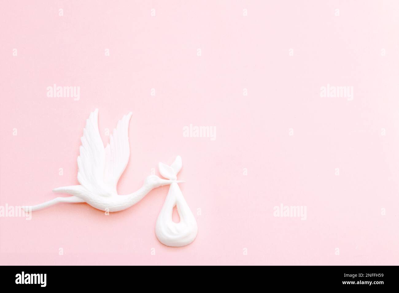 Storch trägt ein Baby in Faltung, ein Symbol für Mutterschaft, Geburt, Geburtstag, Ort für Text Stockfoto