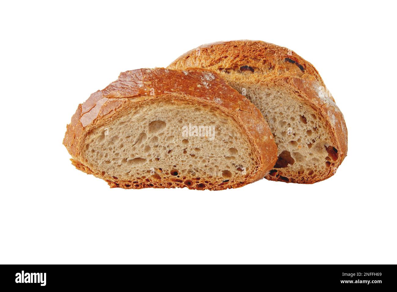 Roggen- und Weizenteig Brotlaaf und Scheiben mit schwammigem Fruchtfleisch und knuspriger Kruste, isoliert auf weißem Untergrund. Stockfoto