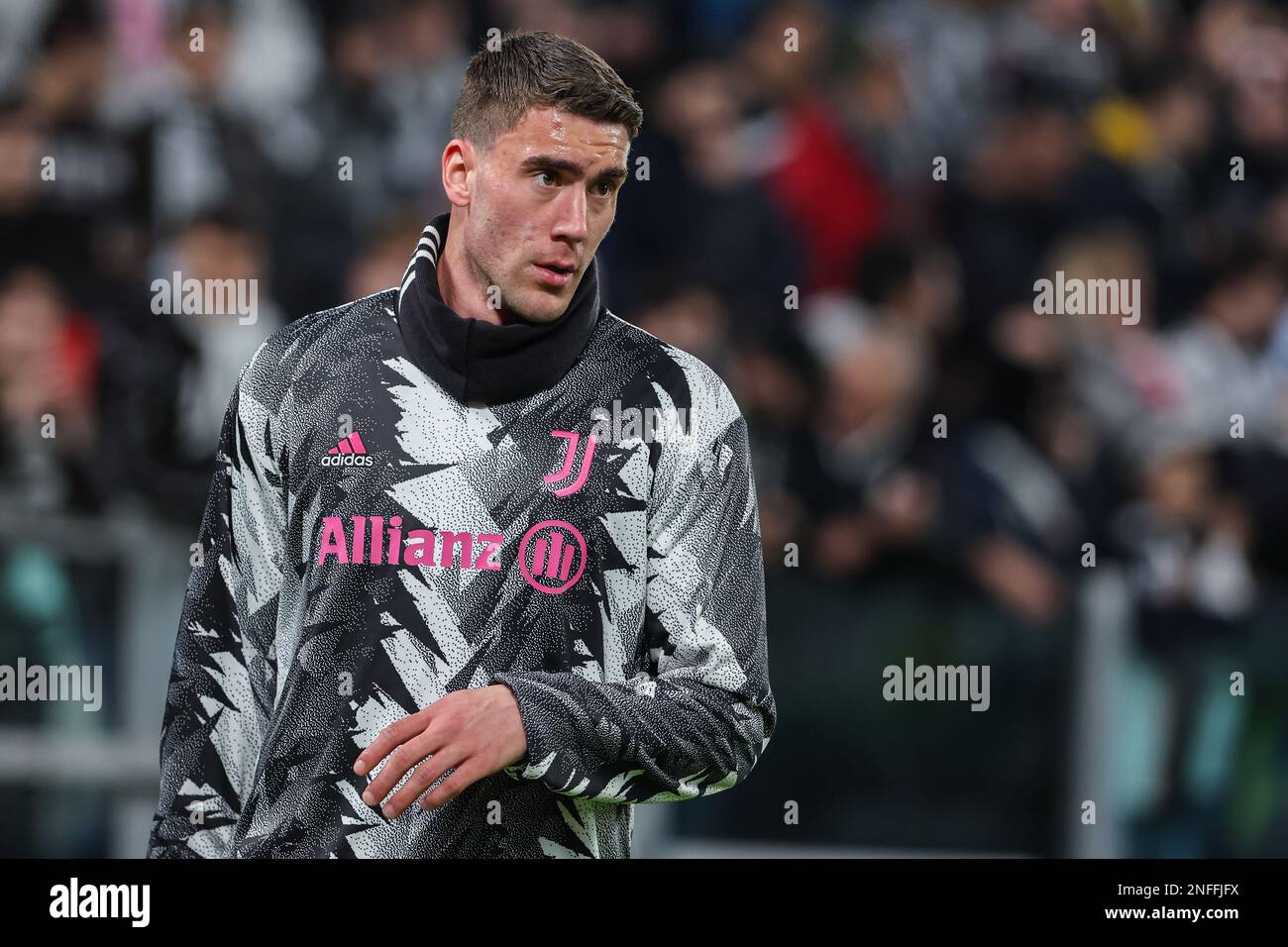 Turin, Italien. 16. Februar 2023. Dusan Vlahovic vom FC Juventus schaut beim ersten Fußballspiel der UEFA Europa League 2022/23 Play-off zwischen dem FC Juventus und dem FC Nantes im Allianz Stadium nach. Endergebnis: Juventus 1:1 Nantes. Kredit: SOPA Images Limited/Alamy Live News Stockfoto