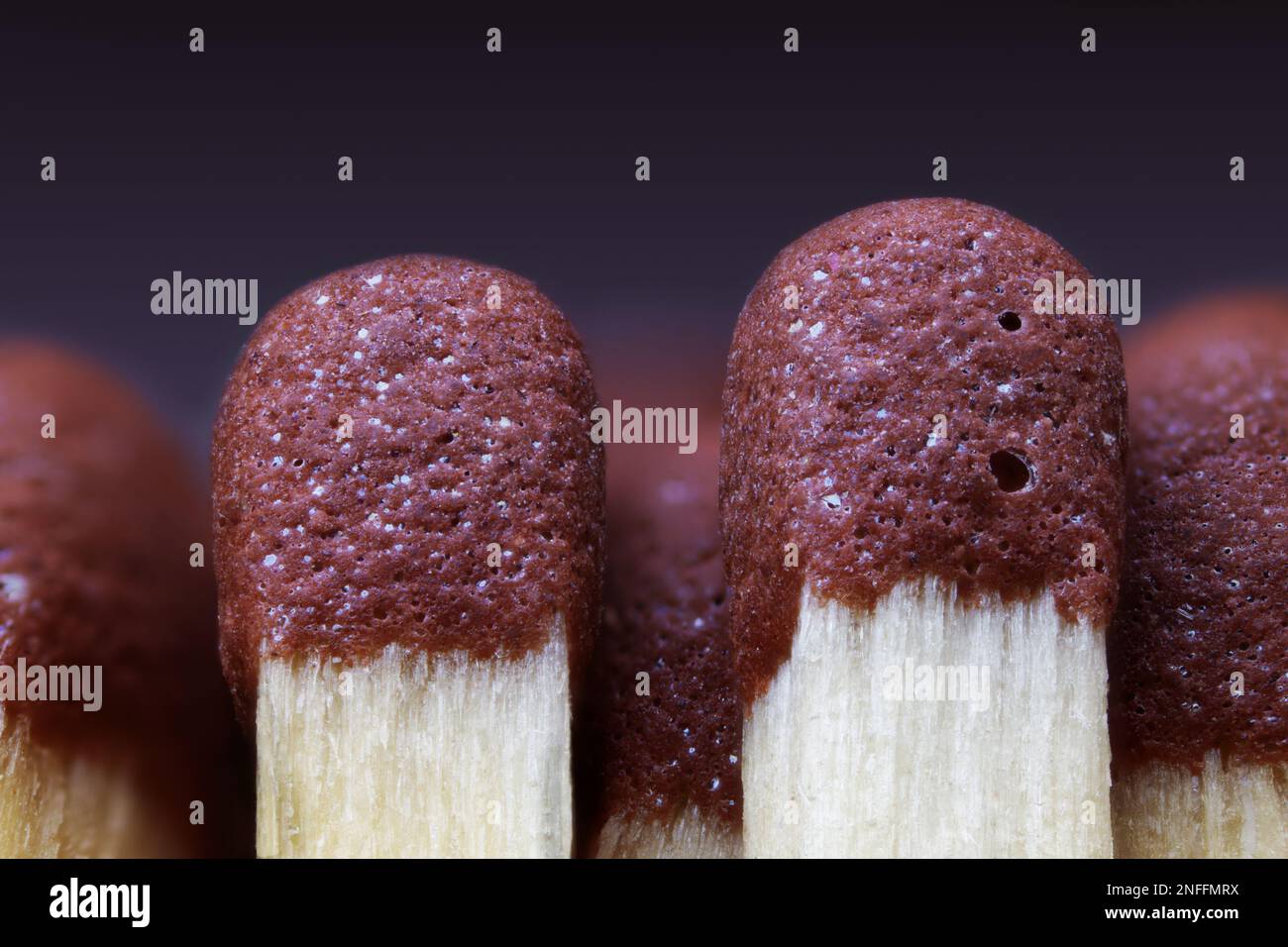 Makroaufnahme eines Holzstreichholzes. Mikroskopische Welt. Stapeln des Makrofokus Stockfoto