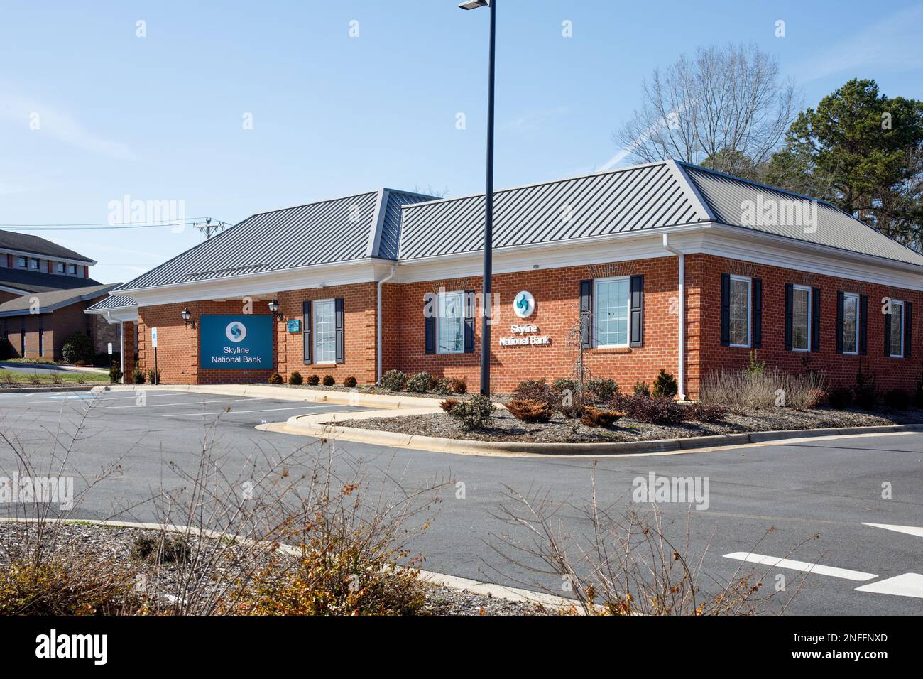 HICKORY, NC, USA-14. FEBRUAR 2023: Skyline National Bank, Zweigstelle der Bank mit Sitz in Virginia. Stockfoto