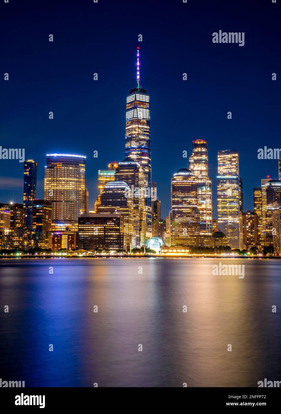 Ein fesselnder Blick aus der Vogelperspektive auf die Stadt bei Nacht, beleuchtet durch glühende Straßenlaternen und beleuchtete Fenster von Gebäuden Stockfoto