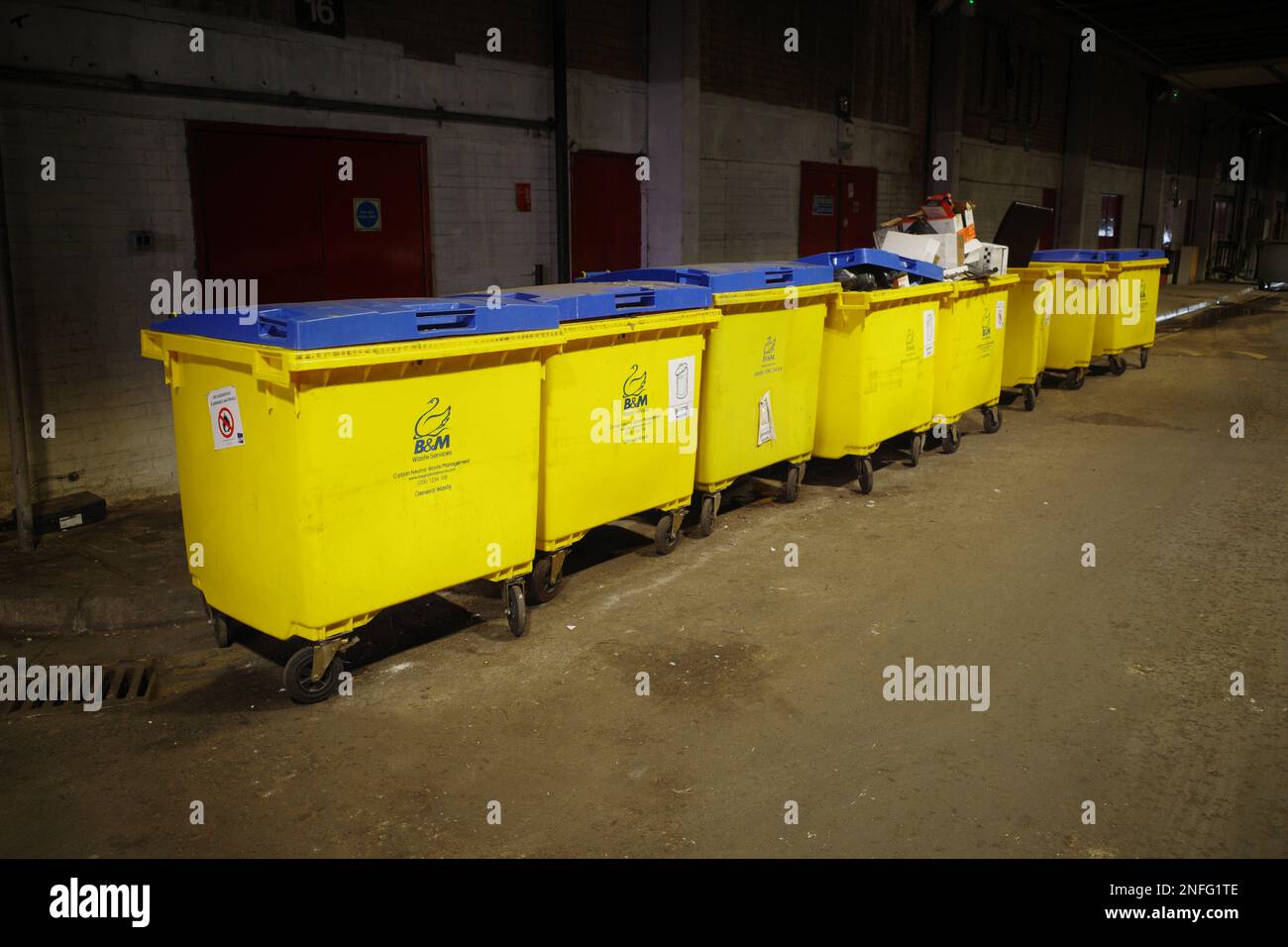 Blaue und gelbe Behälter, Müllcontainer oder Behälter, England, Großbritannien Stockfoto