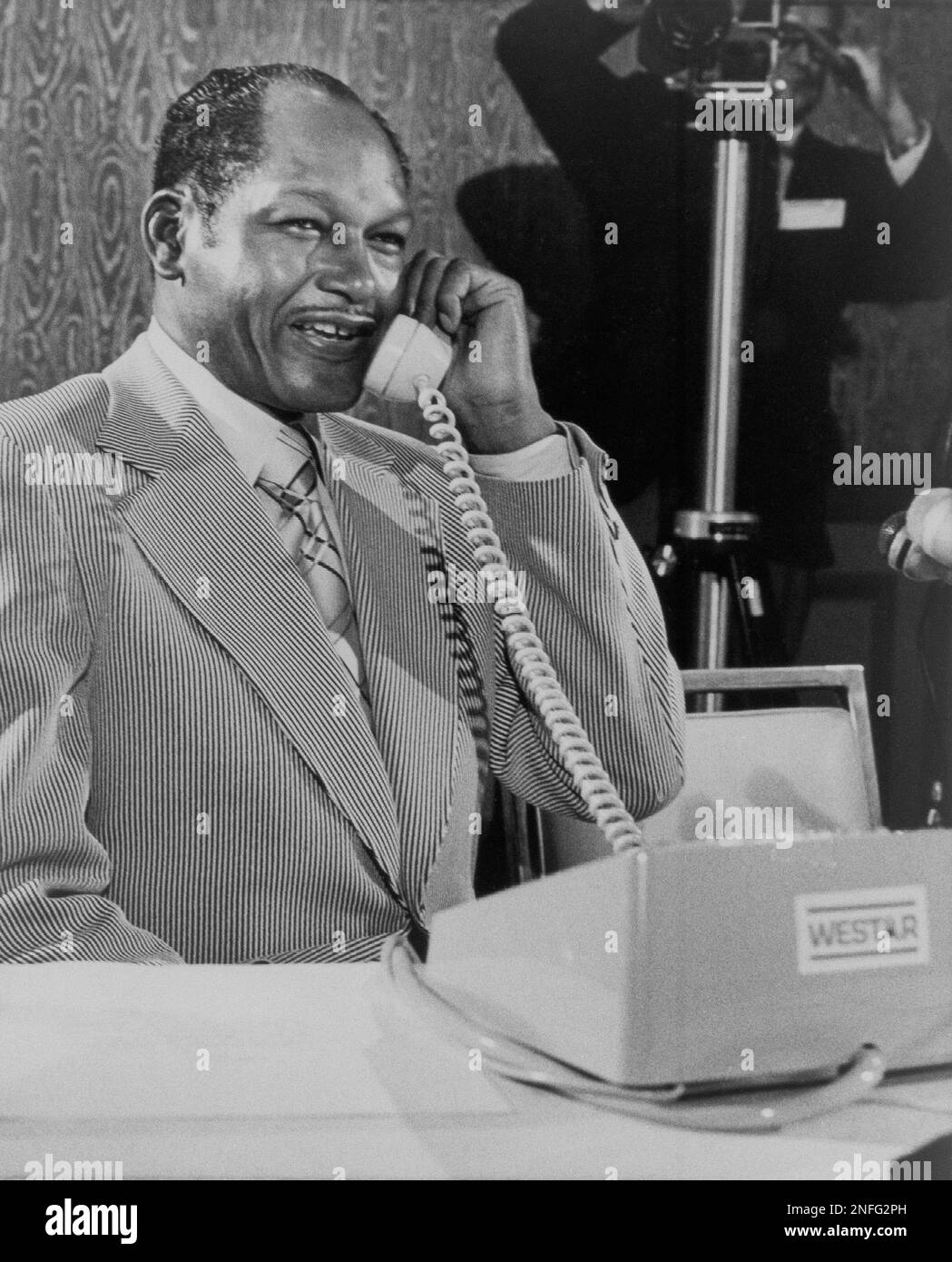 Mayor Tom Bradley of Los Angeles, talks to Mayor Abraham Beame of New York, in Los Angeles on July 15, 1974. (AP Photo/Wally Fong) Stockfoto